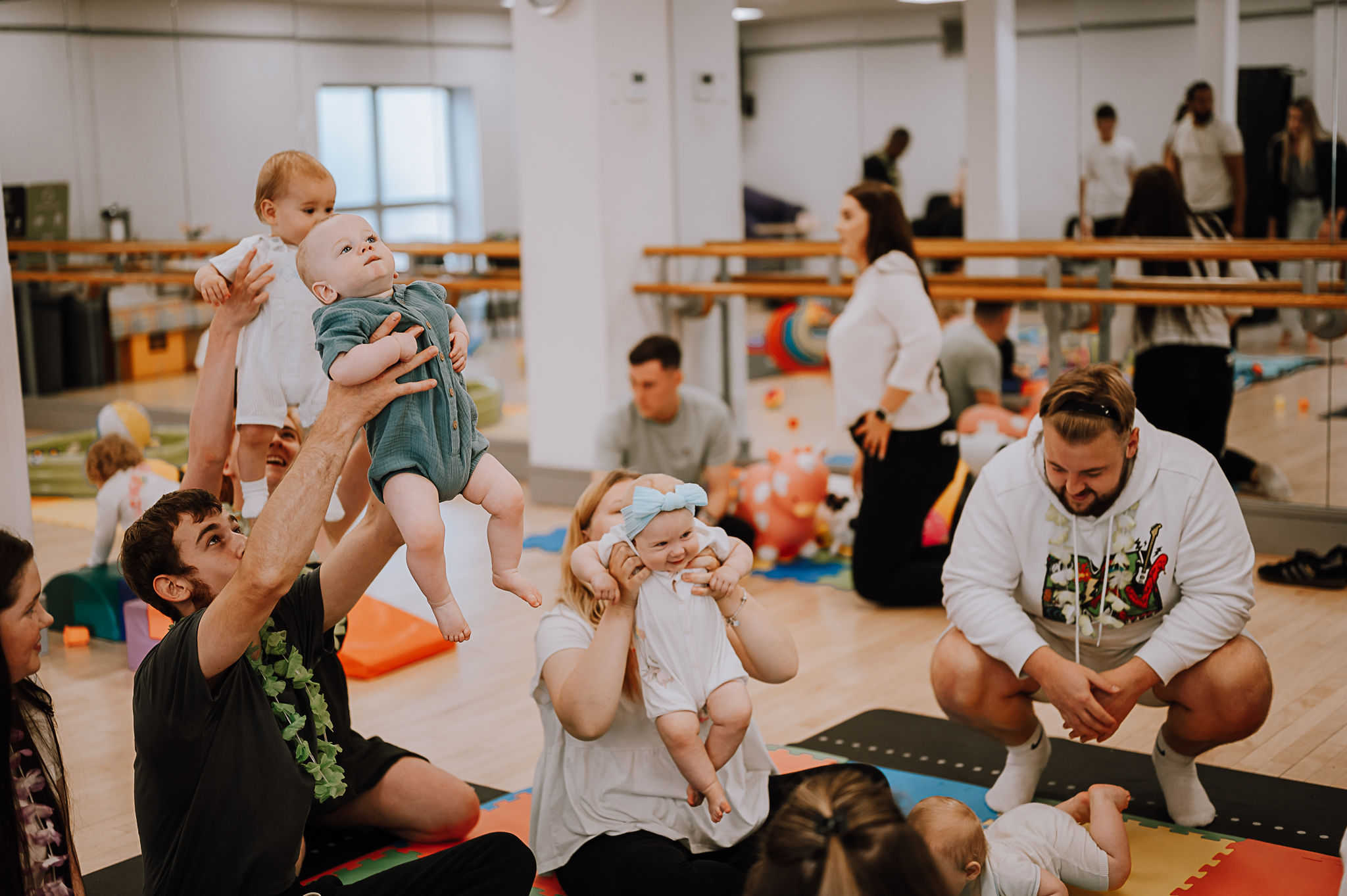 Dance Dots mum and baby movers class photo of young families in a circle