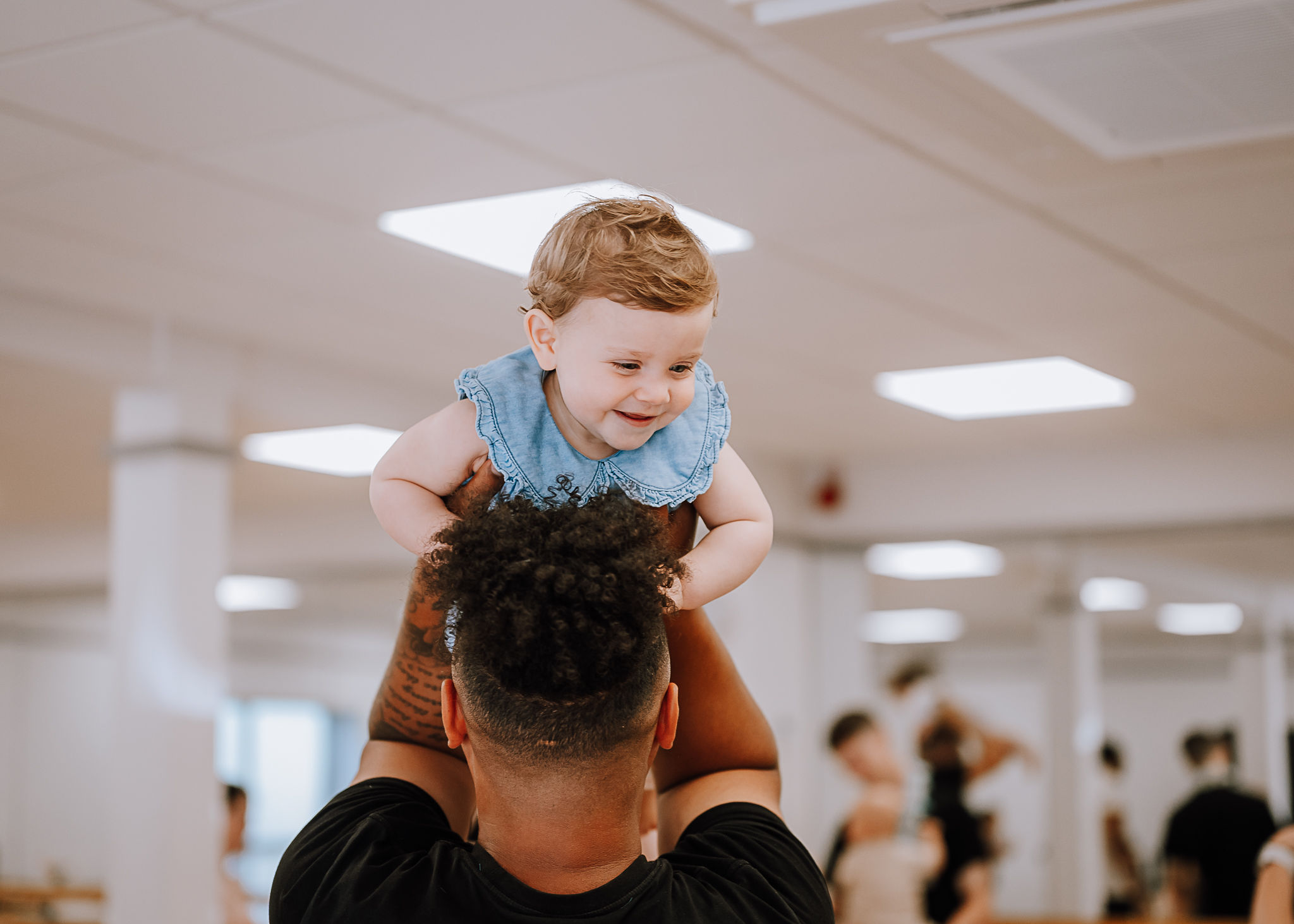 Movers Dots mum and baby movers class run by Forever Young People showing a little boy on a man's shoulders