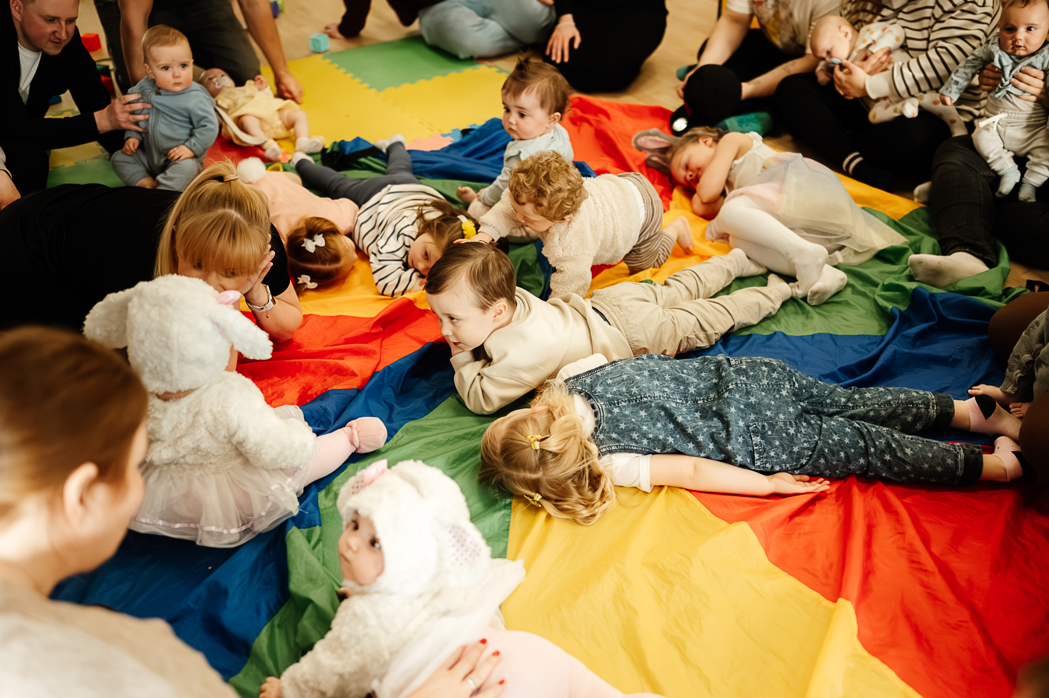 Non-Movers Dots mum and baby class run by Forever Young People with young babies on a rainbow blanket